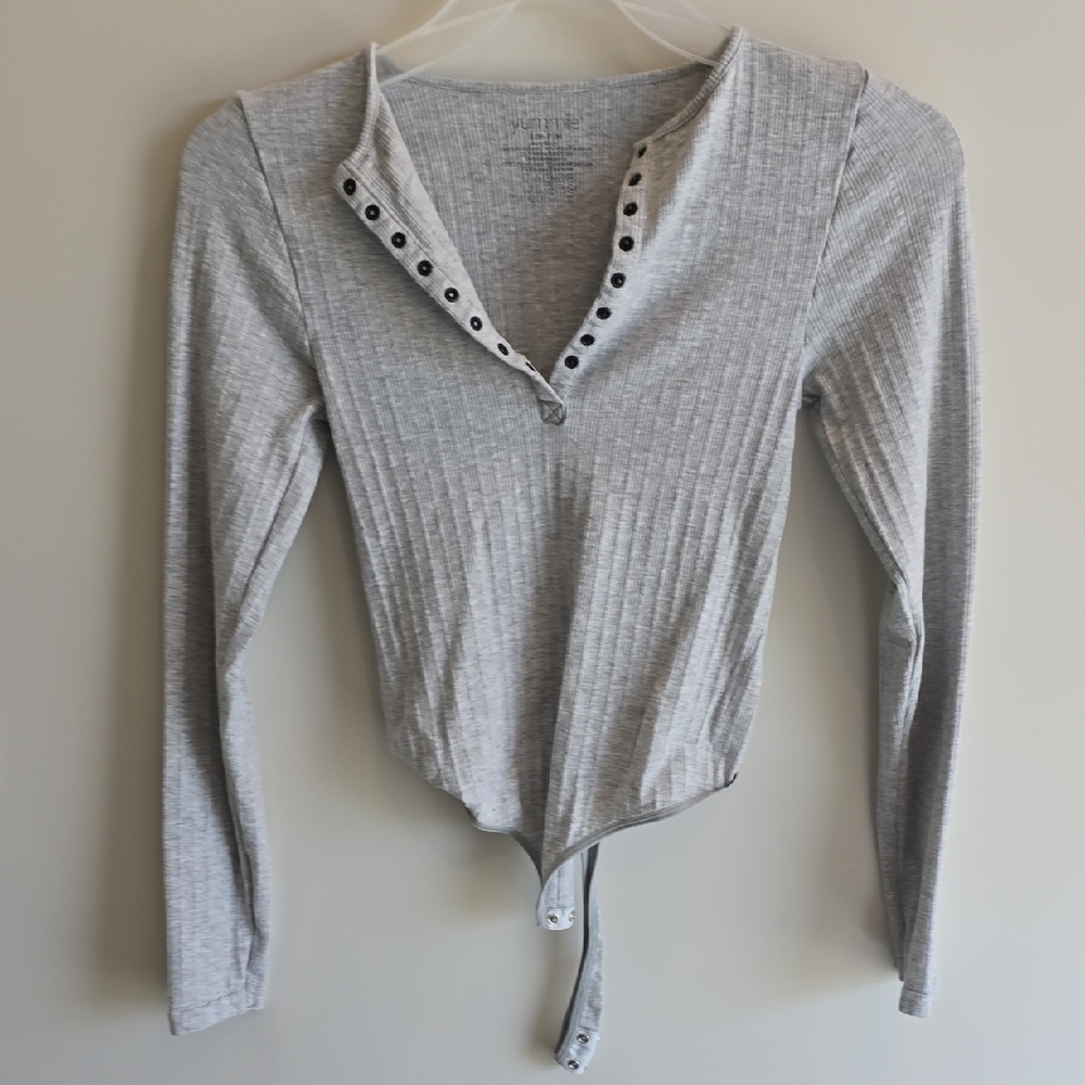 Ribbed Long-Sleeve Henley Wrap Bodysuit - Light Gray